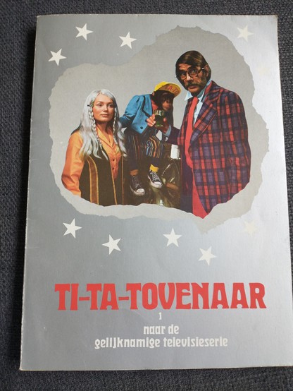 Voorkant Televisie-album deel 1 van Ti-Ta-Tovenaar. Met Tika, Ta-To de aap en Ti-Ta-Tovenaar zelf