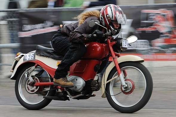 Speedy lady, older bike. Confidence and fun! Moto Guzzi Sígolo 1956 white/red
