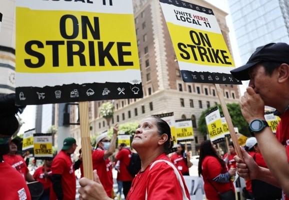 Des militants du syndicat Unite Here manifestent à Los Angeles, le 2 juillet 2023. © Photo Mario Tama / Getty Images via AFP