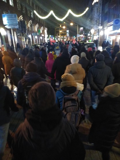 Eine Innenstadtstraße in Essen, voll mit Demonstranten.
