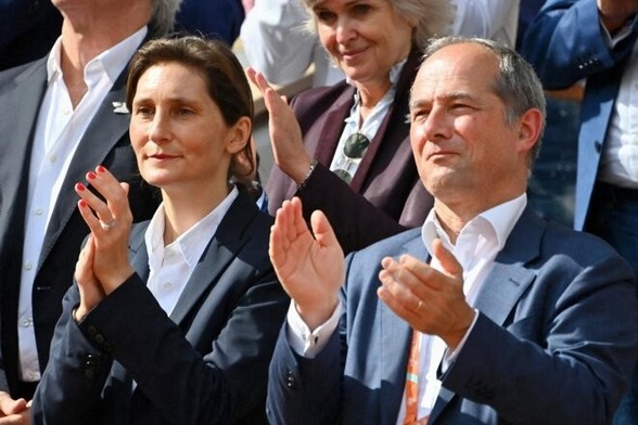 Amélie Oudéa-Castéra et Frédéric Oudéa dans les gradins de Roland Garros le 5 juin 2022. © Photo Christian Liewig / Abaca