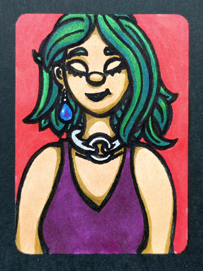 Une carte représentant le buste d'une femme aux cheveux verts, portant une robe simple violette, une boucle d'oreille en forme de goutte d'eau et un anneau d'O argenté, le tout entouré d'une bordure noire.