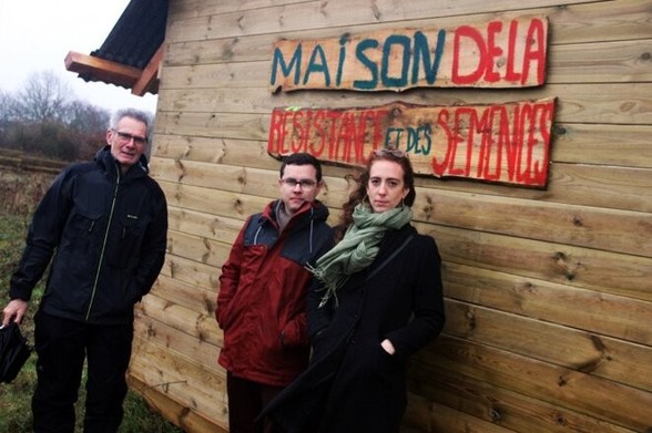 Jean-Paul Leconte, Gaëtan Foulon et Margot Medkour, membres du collectif Sauvons les Gohards, devant la Maison de la résistance. © Photo Samuel Hauraix / Mediacités