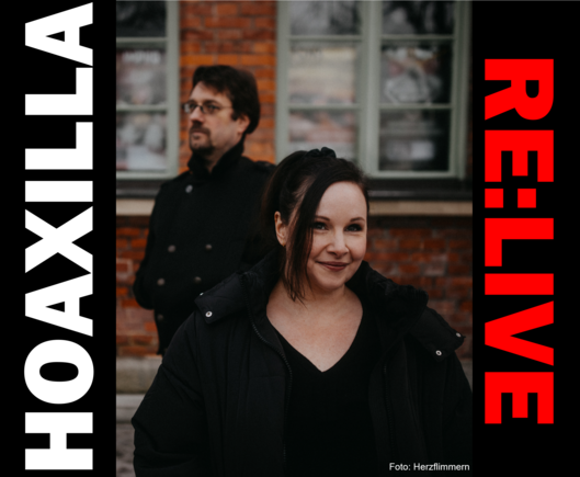 Foto von Alexa und Alexander vor einer roten Ziegelwand. Links und rechts am Bildrand steht der Text: "HOAXLLA RE:LIVE"
Foto von Herzflimmern