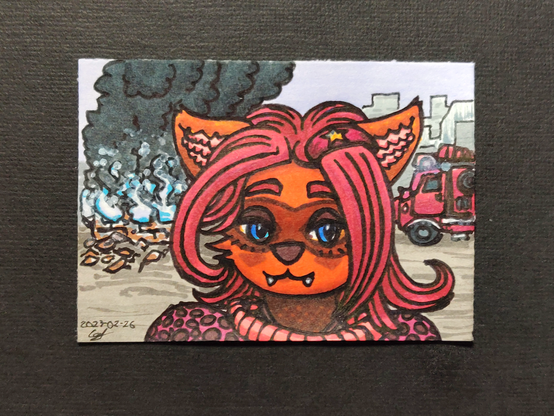 Une carte parodiant le meme Disaster Girl, avec le visage d'une fille-chat souriant, un incendie aux flammes bleues et un camion de pompiers derrière.