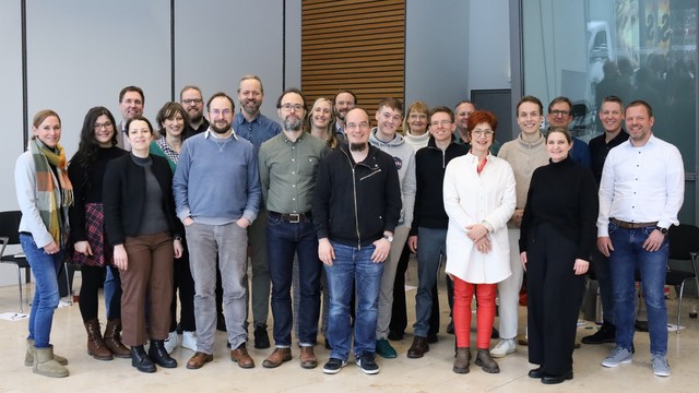 Das Foto zeigt die Teilnehmenden der NaWik-Dozierendentage von 2024. Mit dabei sind (von links nach rechts): Dr. Ulrike Brandt-Bohne, Julia Pawlowski, Ricarda Zigeler, Dr. Philipp Niemann, Vero Mischitz, Dr. Philipp Schrögel, Jens Notroff, Gordon Bolduan, Marc Scheloske, Dr. Lisa Ringena, Dr. Tobis Maier, Dr. Jens Foell, Dr. Christian Scharun, Beatrice Lugger, Lukas Schmitt, Richard Fuchs, Tanja Schütz, Dr. Jan Philipp Rudloff, Ingo Knopf, Jessica Schwinn, Ulrich Grünewald, Hannes Güldensupp.