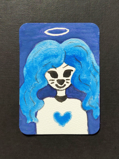 Une carte majoritairement bleue, représentant le buste une sorte d'esprit avec les yeux entièrement noir, une auréole, de longs cheveux et un coeur bleu.