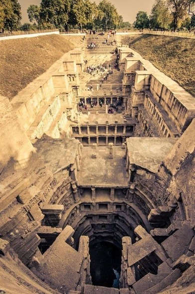 Templo excavado en el suelo que sirve como pozo.