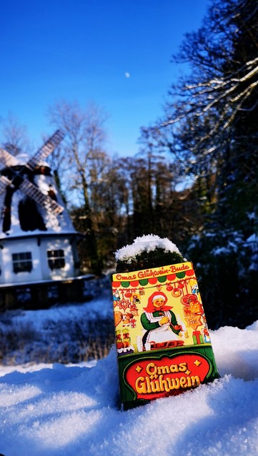 Ein Tetrapack roter Glühwein in einer verschneiten Winterlandschaft mit einer Mühle im Hintergrund
Glühwein Check: Von "A" wie Absinth über "K" wie Knoblauch bis "Z" wie Zwetschken Likör haben wir schon einiges im Glühwein 🔥🍷 probiert. Hört doch mal rein: https://spoti.fi/3faCHE9 🔥🍷 + Schuss 🥂
#TastingDerAnderenArt #SpirituosenHärteTest #WeihnachtsCocktail #DasTastingDerBesonderenArt
auf Spotify kostelos zu hören unter: https://open.spotify.com/show/2n2W5rsRkyxxPxK6Ok1PZL