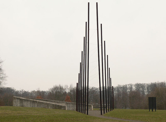 Bild: Mahnmal KZ Ahlem | Foto: Axel Hindemith, commons.wikimedia.org, Public Domain