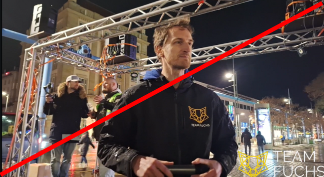 Screenshot von der "Montagsdemo" in Dresden: Marcus Fuchs vor einer Bühne. Im Hintergrund MaxSchreiber mit dem AFD-Streamer "Weichreite"