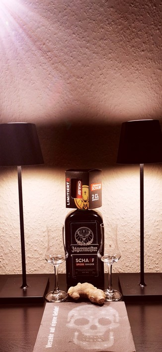 Eine Flasche Jägermeister SCHARF ( Geschmacksrichtung Kräuter + Ingwer ), davor: zwei Degustiergläser, eine Ingwerknolle, eine Serviette mit einem Totenschädel drauf
Glühwein Check: Von "A" wie Absinth über "K" wie Knoblauch bis "Z" wie Zwetschken Likör haben wir schon einiges im Glühwein 🔥🍷 probiert. Hört doch mal rein: https://spoti.fi/3faCHE9 🔥🍷 + Schuss 🥂
#TastingDerAnderenArt #SpirituosenHärteTest #WeihnachtsCocktail #DasTastingDerBesonderenArt
auf Spotify kostenlos zu hören unter: https://open.spotify.com/show/2n2W5rsRkyxxPxK6Ok1PZL