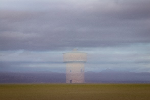 Fotografía difuminada por el movimiento intencionado de cámara en la cual se ve un paisaje minimalista con una torre en el centro.

Blurry photography (for ICM) in which you can see a minimal landscape with a tower in the center.