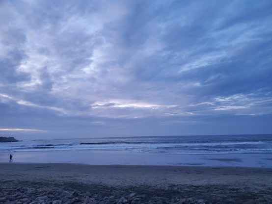 The cloud-painting tonight was a study in blues and whites with the occasional suggestion of Old Sol's orange.