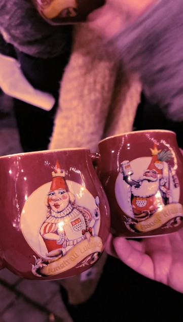 Bild: Zwei Glühwein Tassen vom Kölner Weihnachtsmarkt
Glühwein Check: Von "A" wie Absinth über "K" wie Knoblauch bis "Z" wie Zwetschken Likör haben wir schon einiges im Glühwein 🔥🍷 probiert. Hört doch mal rein: https://spoti.fi/3faCHE9 🔥🍷 + Schuss 🥂
#TastingDerAnderenArt #SpirituosenHärteTest #WeihnachtsCocktail #DasTastingDerBesonderenArt