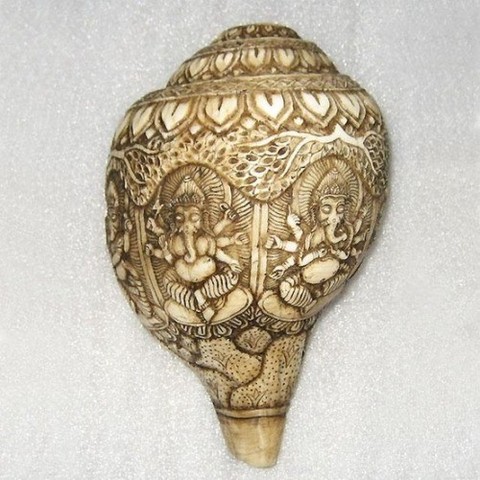 A #conch shell engraved with images of #Ganesha.
#BuddhistArt #Buddhism