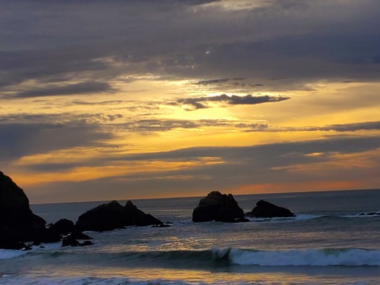 Some of my favourite rocks, with lovely orange skyglow behind them.  No Shiny Thing immediately visible, but it's clearly there behind the scenes.