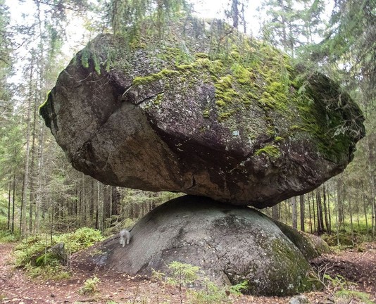 Gran piedra en equilibro sobre otra.