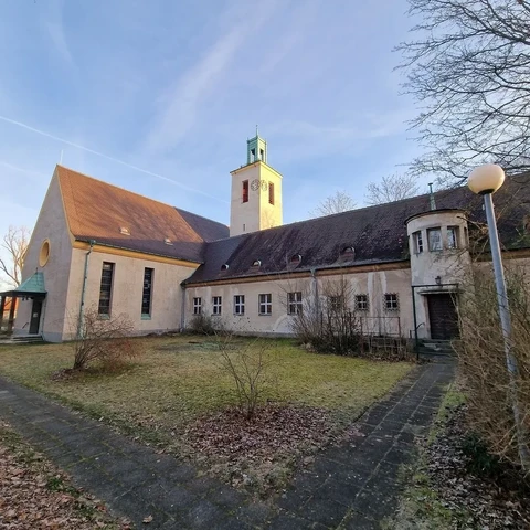 Blick auf das Kirchenschiff und den Gemeindesaal der Kirche West in Kirchmöser.