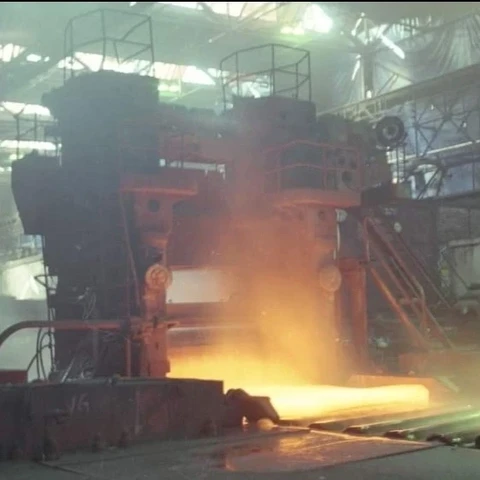 Walzgerüst der Grobblechstraße in Brandenburg-Kirchmöser beim Walzen glühenden Stahls