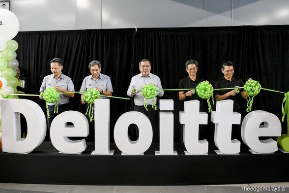 Transport Minister Anthony Loke Siew Fook (centre) and other people unveiling the TTDI-Deloitte MRT Station. / Photo from linked article.
