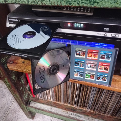 CD aberto mostrando o CD 2 e o CD 1 na bandeja do DVD