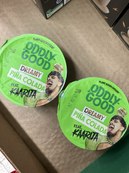 Kaksi oddlygood dessert purkkia, maku pina colada. Plant based. Feat Käärijä teksti ja käärijän kuva kannessa. Käärijän vihreä väri!