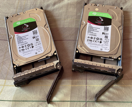 Dos discos duros Seagate Ironwolf NAS de 4TB colocados en caddies Dell.