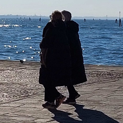 Buongiorno. I briefly lost Alma and Lucia and almost ran after the wrong friends. But Lucia would never wear shoes like that. Saluti, Mafalda Cinquetti