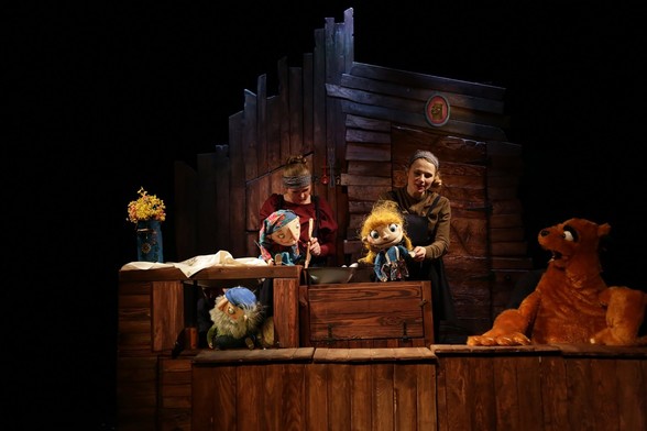 W najbliższą sobotę święto Niedźwiedzia i ! Dwusetne przedstawienie. 

Spektakl w reżyserii Michała Tramera to opowieść o tym, jak mogło wyglądało pierwsze spotkanie naszych bohaterów. Czy to Maszka trafiła do lasu, czy może Niedźwiedź zabłądził do ludzkich sadyb…