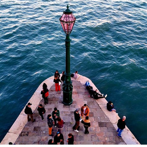 Buongiorno. They didn't even notice that I was photographing them. It was from the tower of the Dogana. They were probably all busy taking selfies for Instagram. Saluti, Mafalda Cinquetti