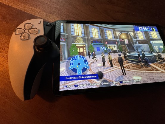 Foto des eingeschalteten PlayStation Remote Players. Auf dem Display ist das Spiel Persona 3 zu sehen.