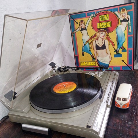 Vinil no toca discos de fundo na foto capa do vinil 