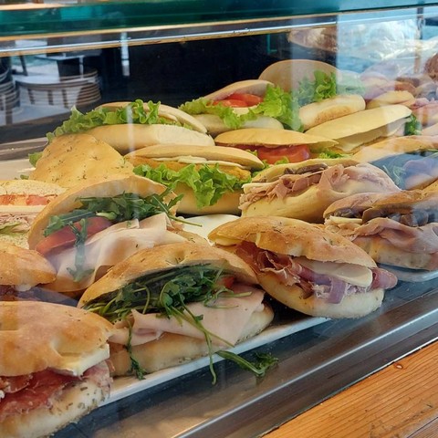 Buongiorno. It's got salad on it, so it's healthy. Basta. Saluti, Mafalda Cinquetti