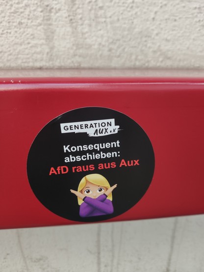 Aufkleber mit dem Text:
Generation AUX
Konsequent abschieben:
AfD raus aus Aux