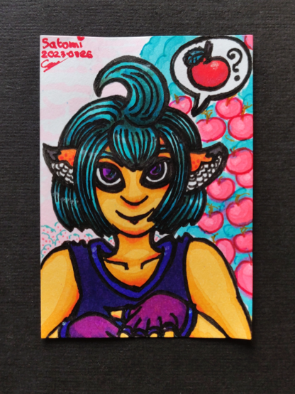 Un dessin représentant Satomi, la déesse du miasme, portant des cheveux assez courts turquoises, des oreilles oranges à la pointe noire, un haut et des mitaines violets demandant une pomme au spectateur avec un intérêt certain, avec un pommier en fond.