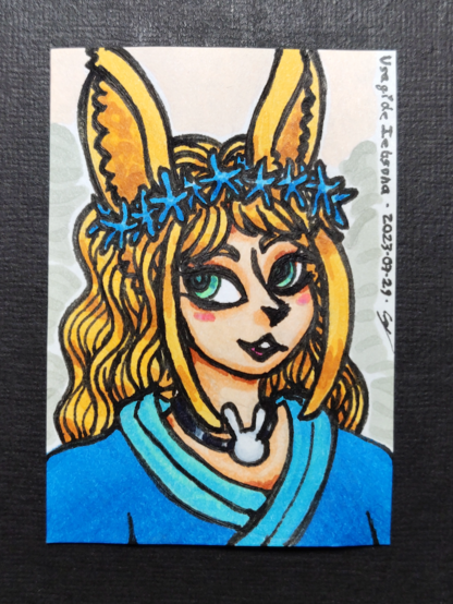 Un portrait de Usagi, une femme-lapin timide, blonde avec une couronne de petits lys bleus, un kimono bleu et un collier noir orné d'une tête de lapin argentée, souriant vers la caméra.