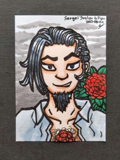 Un portrait de Sergeï Svalov, un homme aux cheveux noirs/gris avec un regard dédaigneux, en chemise blanche ouverte, exposant un tatouage de camélia, fleur retrouvée également en fond avec de la fumée.