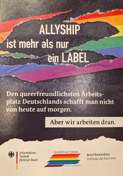 Flyer des ITZbund mit in den typischen Regenbogen Farben der queeren Gemeinschaft

"Den queerfreundlichsten Arbeitsplatz Deutschlands schafft man nicht von heute auf morgen."
