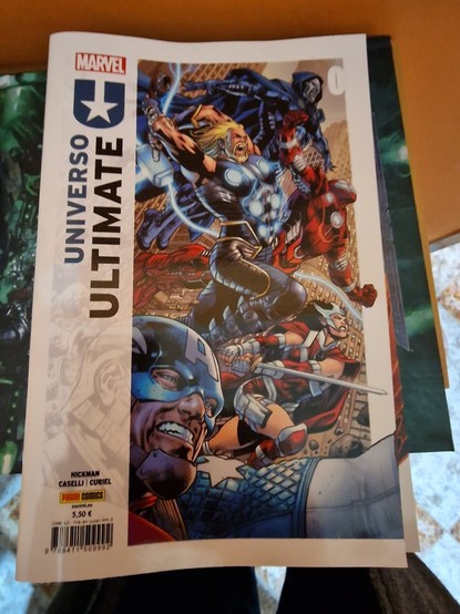 Portada del especial Universo Ultimate de Hickman
