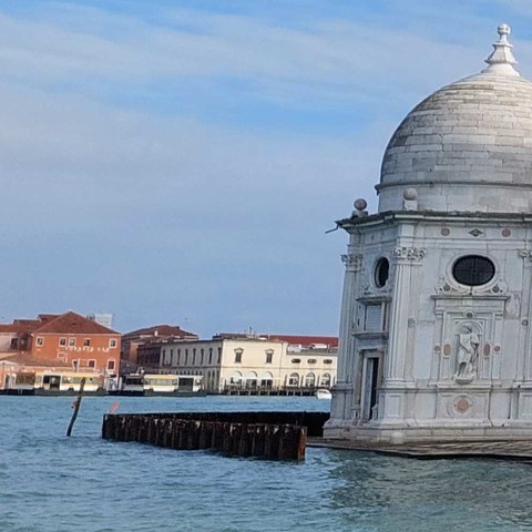 Buongiorno. They say you could swim the 200 meters from this end of San Michele to Murano. But I prefer to take the vaporetto. Saluti, Mafalda Cinquetti