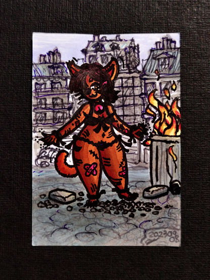 Un dessin représentant une fille-chat en maillot de bain, couverte de griffures et de pansements, avec une poubelle en feu à côté sur fond urbain.