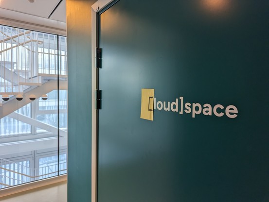 Door to the Flemingsberg kthcloud server room, with the C in [Cloud]space covered, making [loud]space