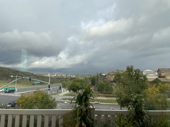 Nubes oscur plen la sielo supra la vileta a estra mea aparte.
