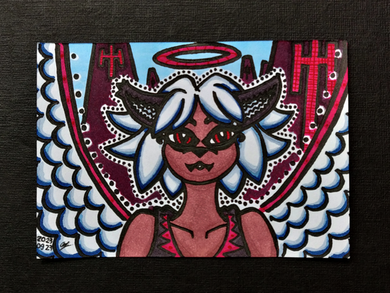 Un dessin représentant un ange-chat de face, avec des yeux et une auréole rouge, avec en fond des bâtiments sombres portant des sortes de croix pourpres élaborées et un ciel bleu.