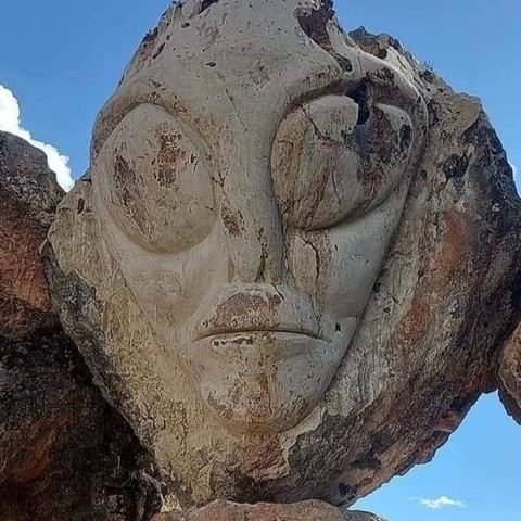 Cara de alienígena tallada en la piedra.