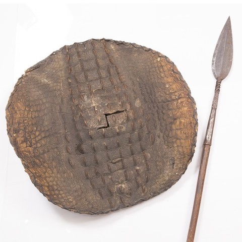Escudo de piel de cocodrilo y lanza.