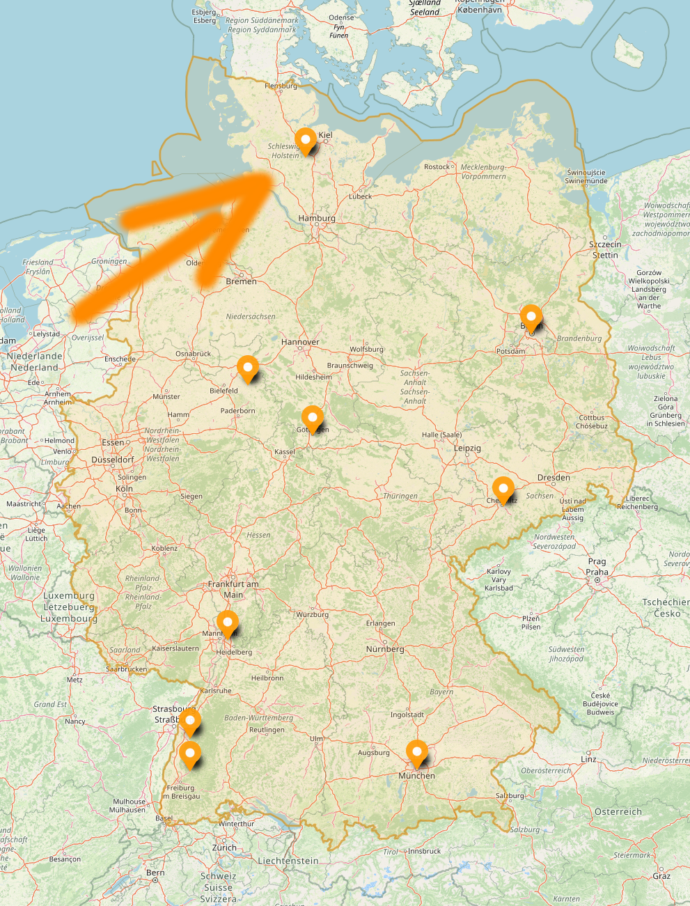 Eine Karte Deutschlands, in der all unsere Standorte markiert sind: Breisgau, Alte Hansestadt Lemgo, Berlin, Chemnitz, Göttingen, Rhein-Neckar, München, Ortenau und ganz neu Nord im Herzen Schleswig-Holsteins, worauf auch ein dicker Pfeil zeigt.