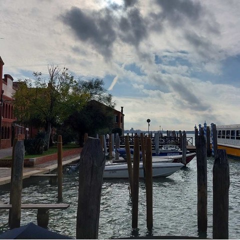 Buongiorno. If you go that way, you'll come out right next to Lucia. You can't miss it. Saluti, Mafalda Cinquetti