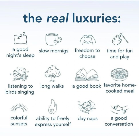 Bild "the real luxuries" mit blauen Symbolbildern mit englischen Bezeichnungen, zB eine Palette und "time for fun and play" oder ein Teller und "favorite home-cooked meal".